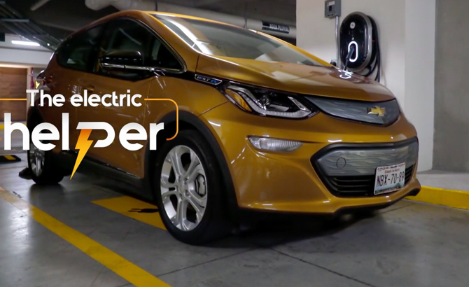 Automovil eléctrico de Chevrolet para la campaña publicitaria "The Electric Helper" de McCann México.