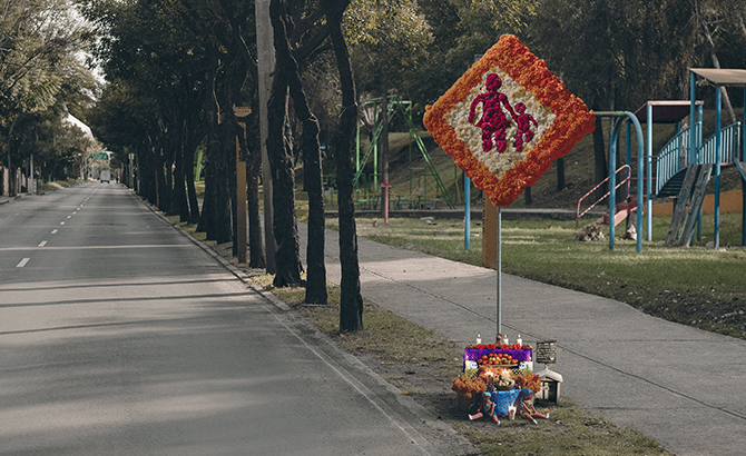 Señalde tránsito intervenida para la campaña publicitaria "Señales del más allá" de McCann México para Chevrolet.